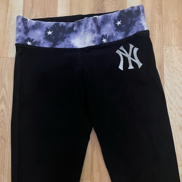 Pink Victoria Secret MLB NY Yankees Capri leggings yoga pants baseball - Picture 2 of 6
